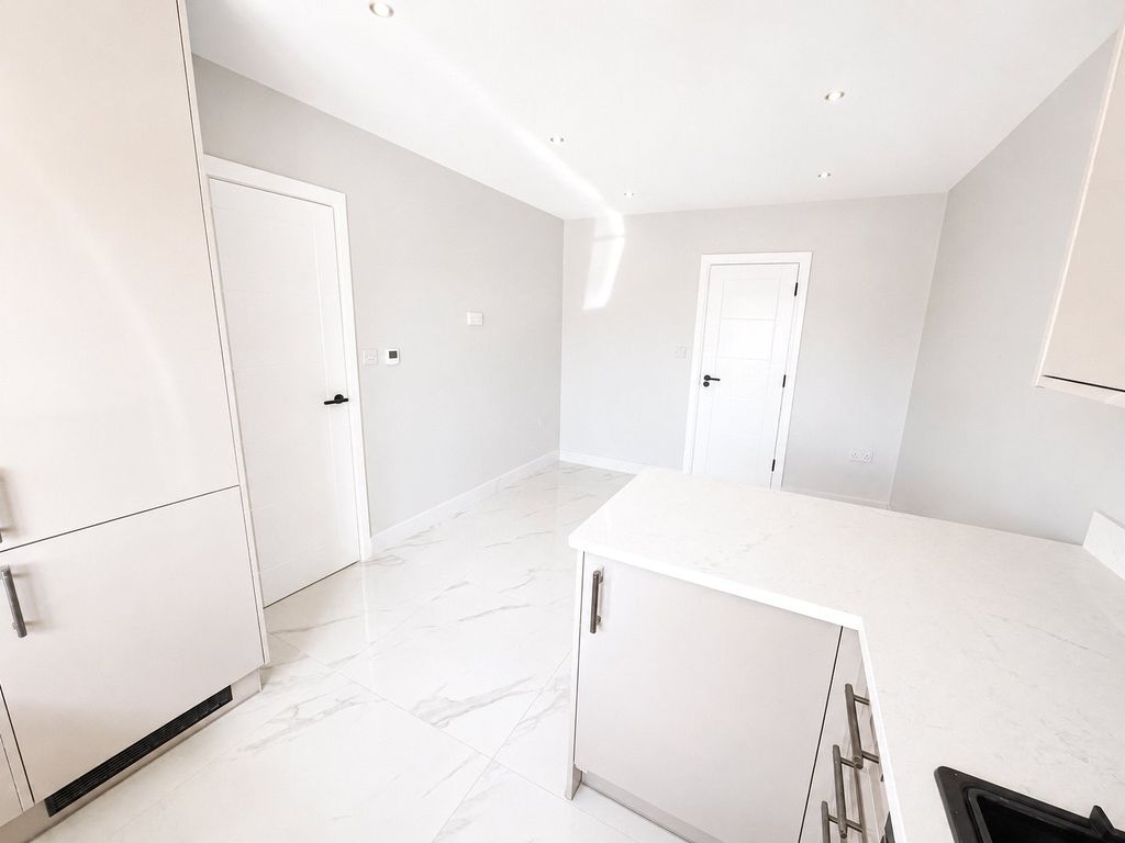 Property photo 3 of 8 Kitchen / Lounge