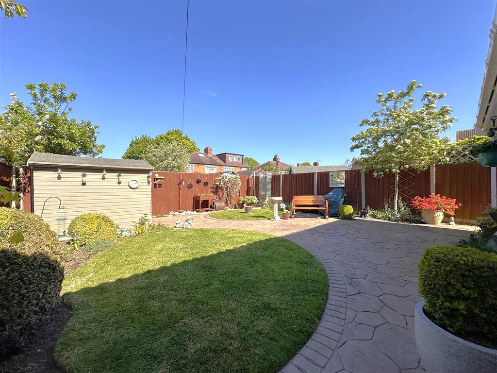 Property photo 3 of 25 Lovely Landscaped Garden 989