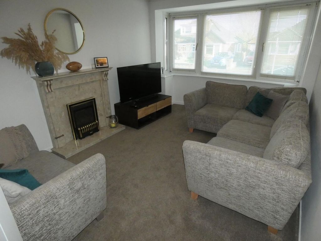 Property photo 3 of 11 Living Room