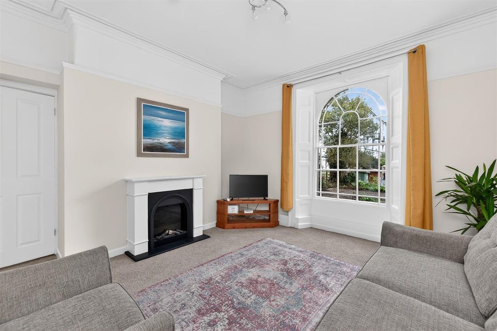 Property photo 2 of 12 Lounge