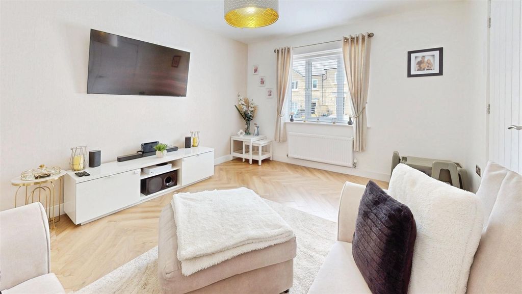 Property photo 2 of 16 5F253E49-34-Claremount-Close-06122026_170109.Jpg