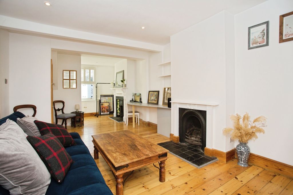 Property photo 2 of 8