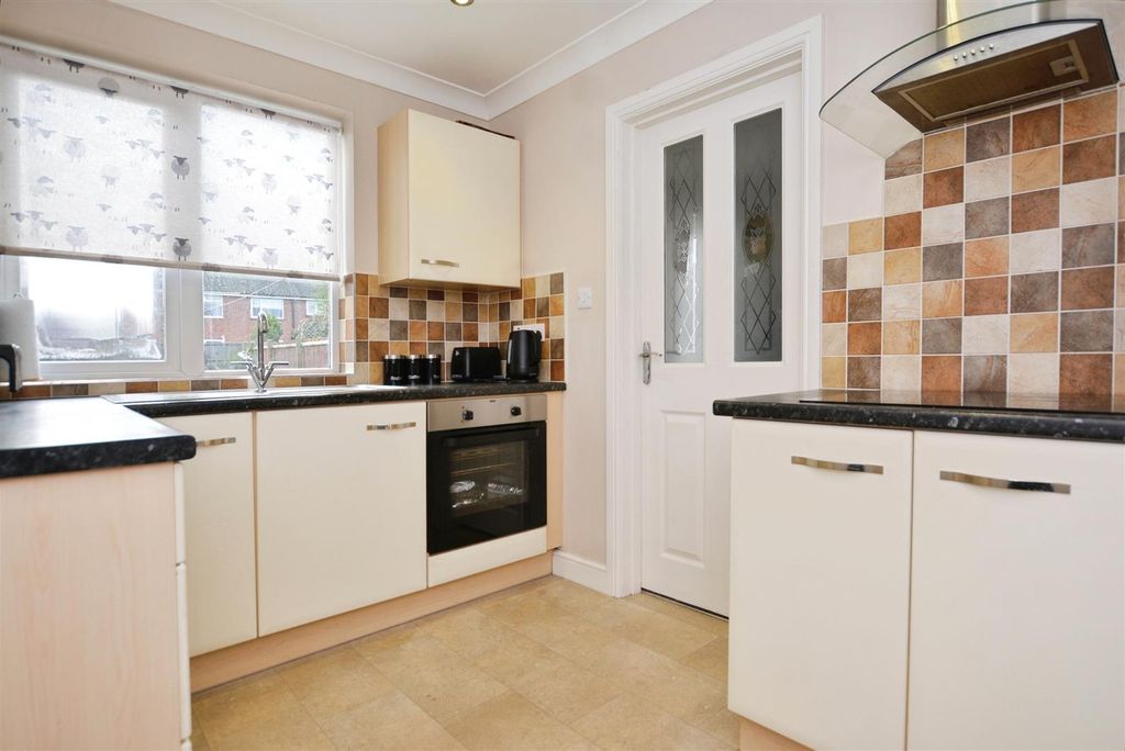 Property photo 3 of 18 Kitchen