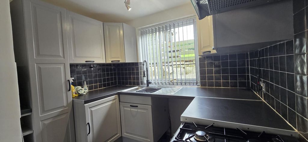 Property photo 3 of 17 Kitchen