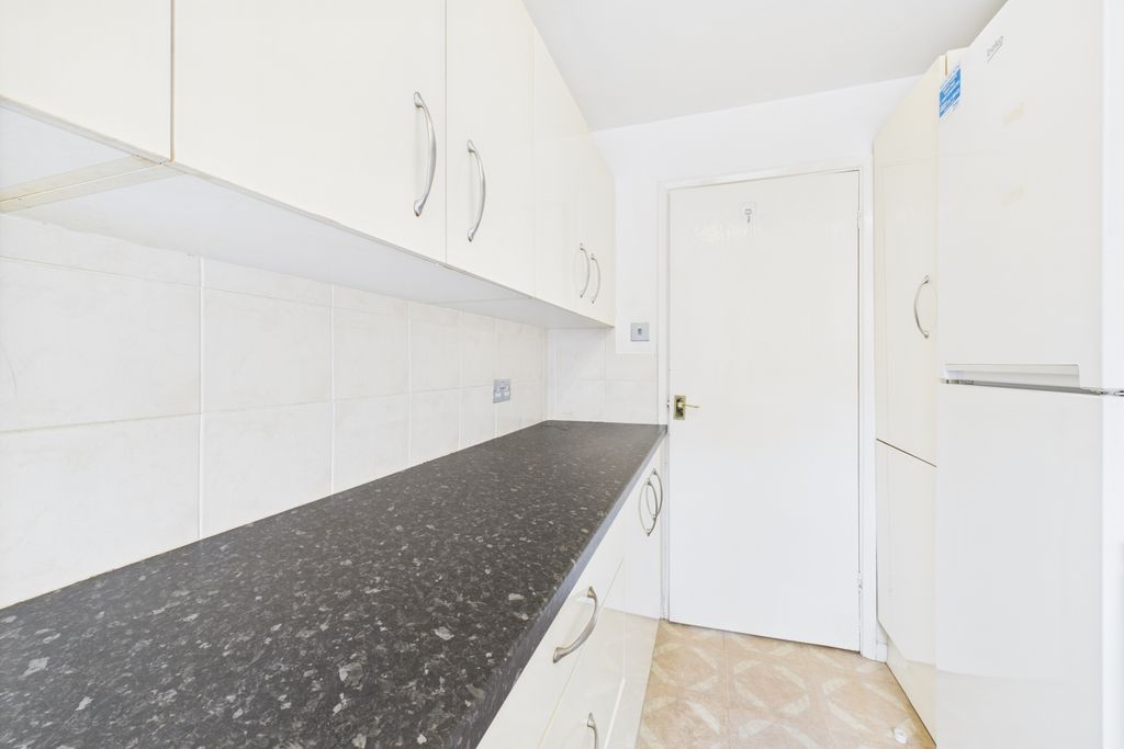 Property photo 3 of 11 Kitchen