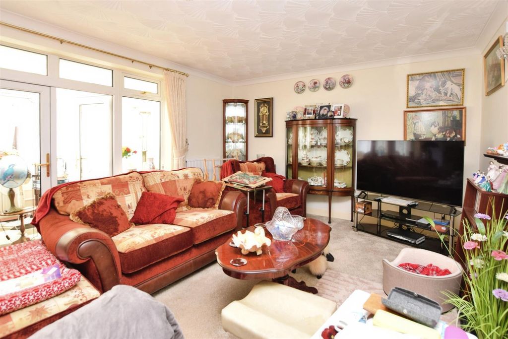 Property photo 2 of 23 Lounge