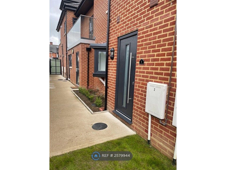 Property photo 1 of 13 Communal Entrance