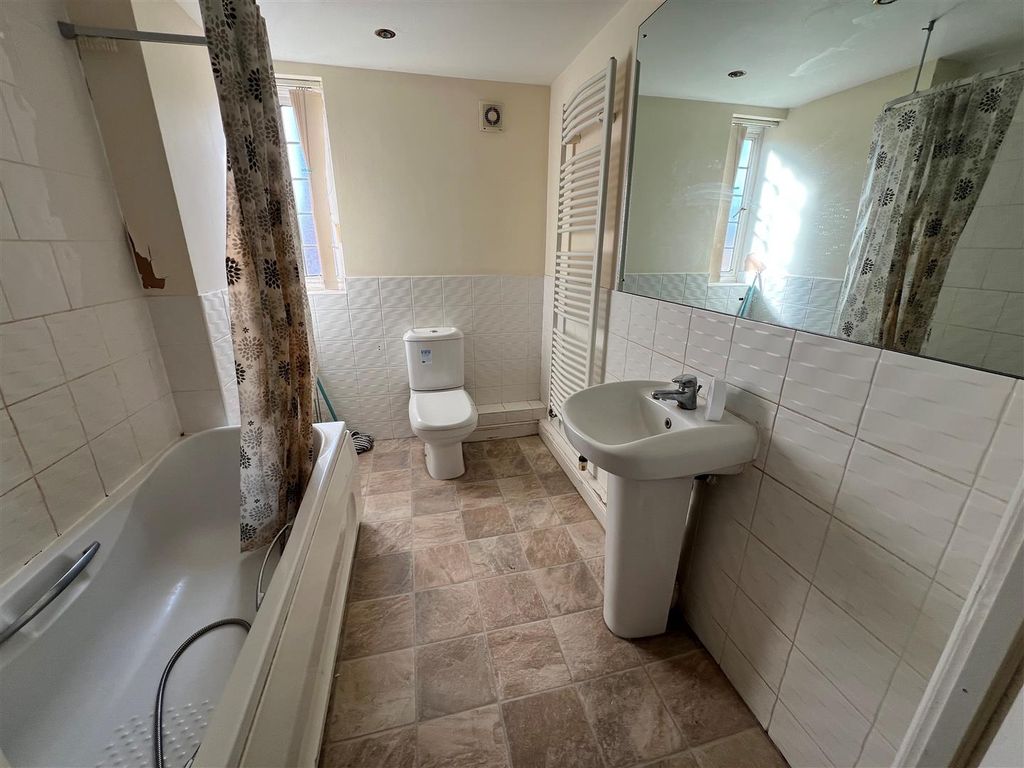 Property photo 1 of 10 Bathroom.Jpg