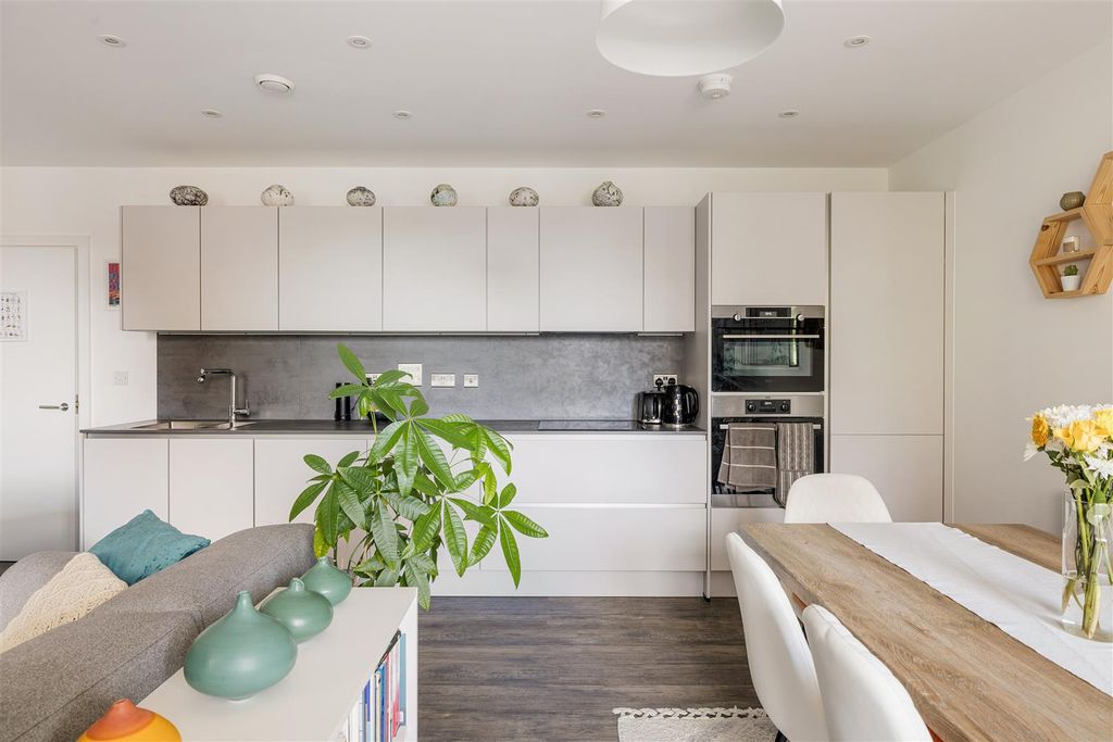 Property photo 3 of 30 Clarkson Crescent, E17