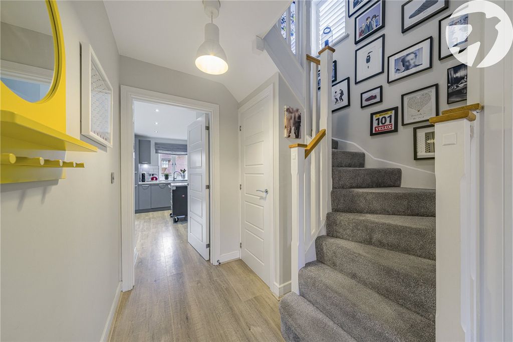 Property photo 3 of 34 Entrance Hall