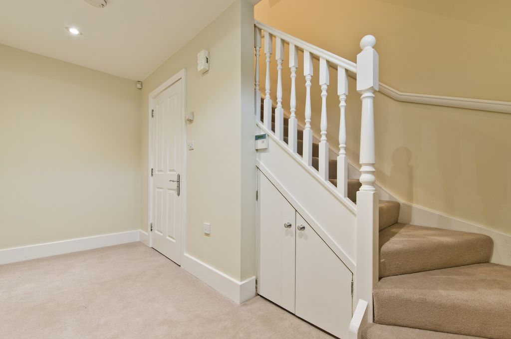 Property photo 3 of 9 Hallway