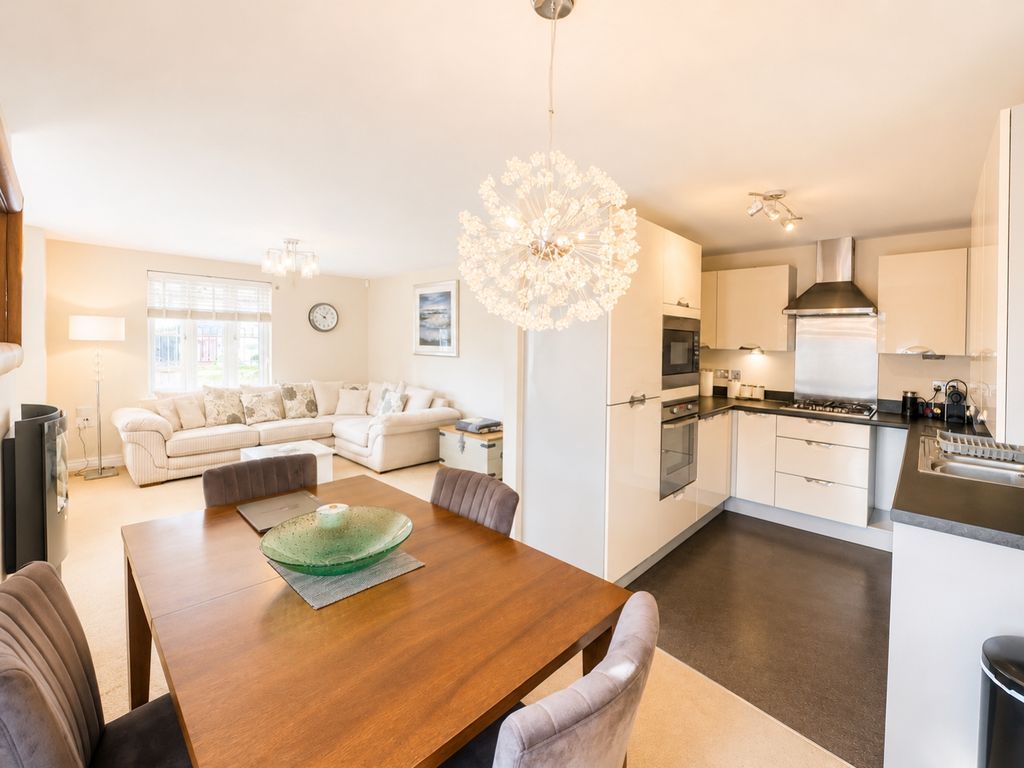 Property photo 2 of 11 33Ed79Ab-ee31-41B4-A3Bc-Ae3173A710E5