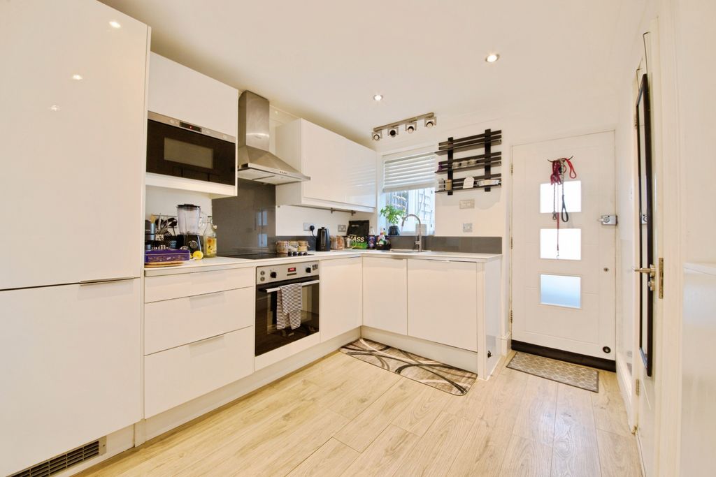 Property photo 3 of 20 Kitchen