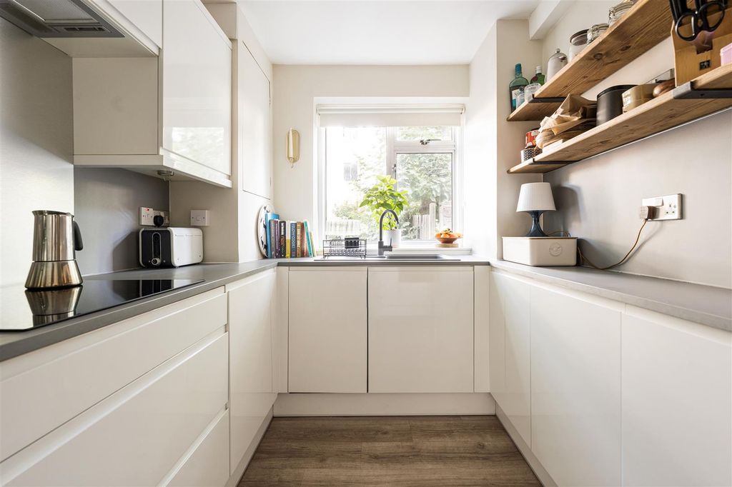 Property photo 3 of 25 Buxton Drive, E11