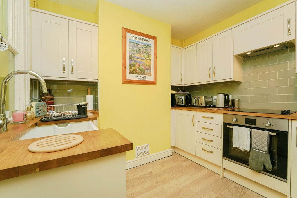 Property photo 3 of 14 Kitchen