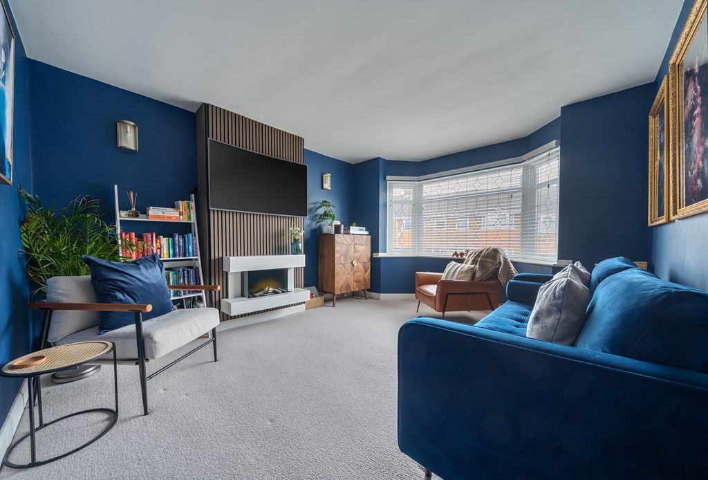 Property photo 3 of 19 1399842-12-696E11...