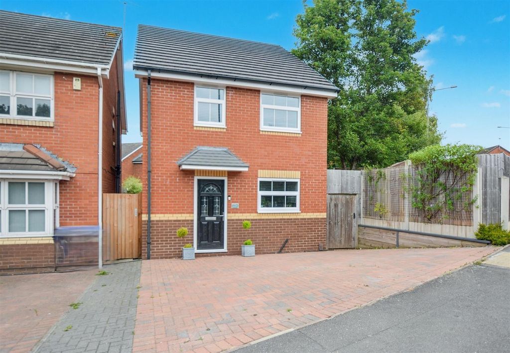 Property photo 1 of 26 22A Summerfields Front.Jpg