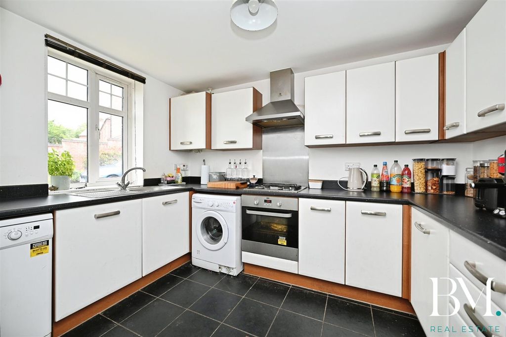 Property photo 3 of 18 Kitchen