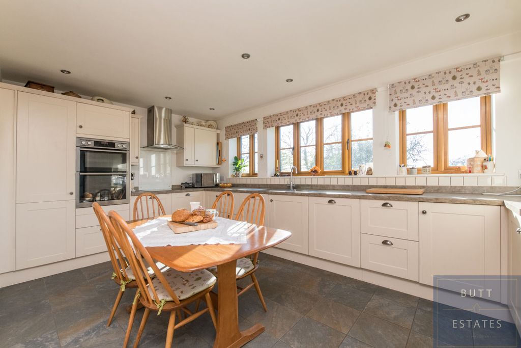 Property photo 2 of 25