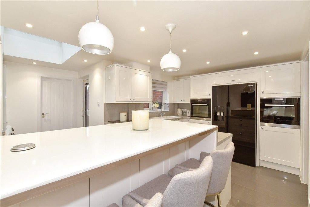 Property photo 2 of 11 Kitchen