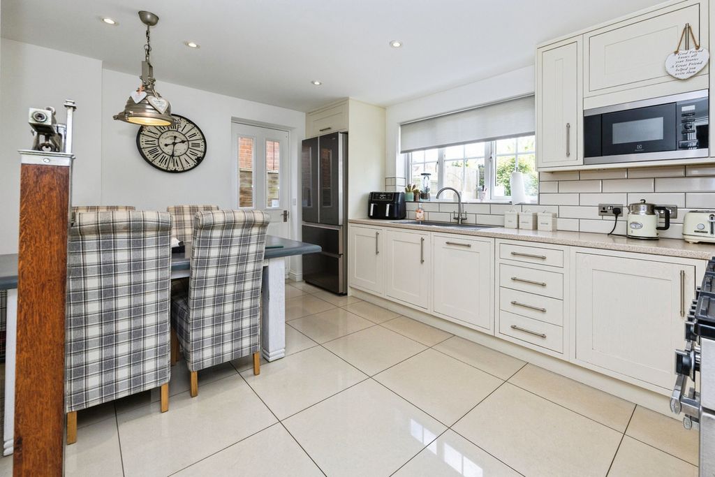 Property photo 2 of 27