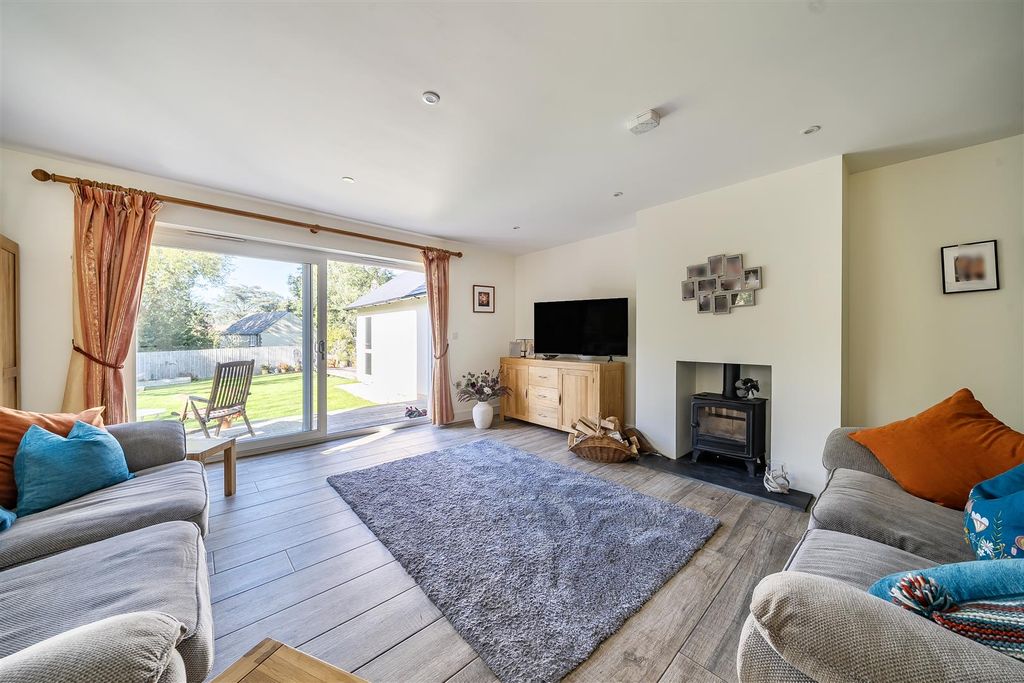 Property photo 3 of 21 Sitting Room