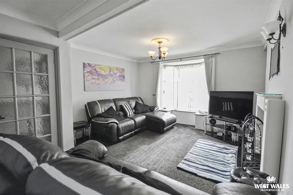 Property photo 2 of 25 Living Room