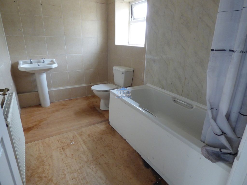 Property photo 3 of 11 Bathroom