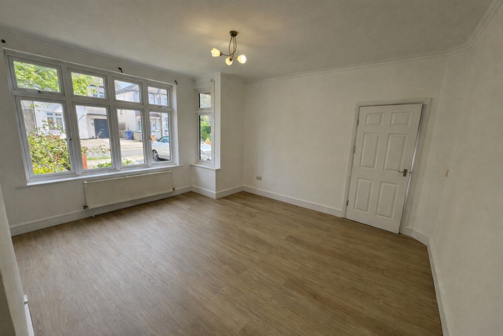 Property photo 2 of 9 E9A4c6Ef-2c9d-4696-9d49-4A62977324A2