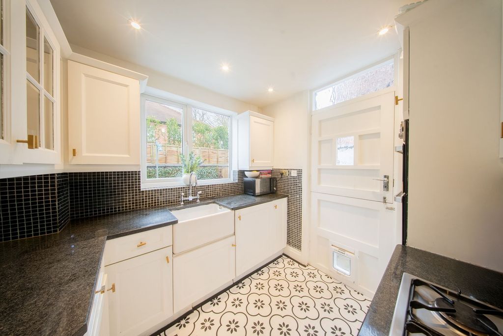 Property photo 3 of 11 Kitchen