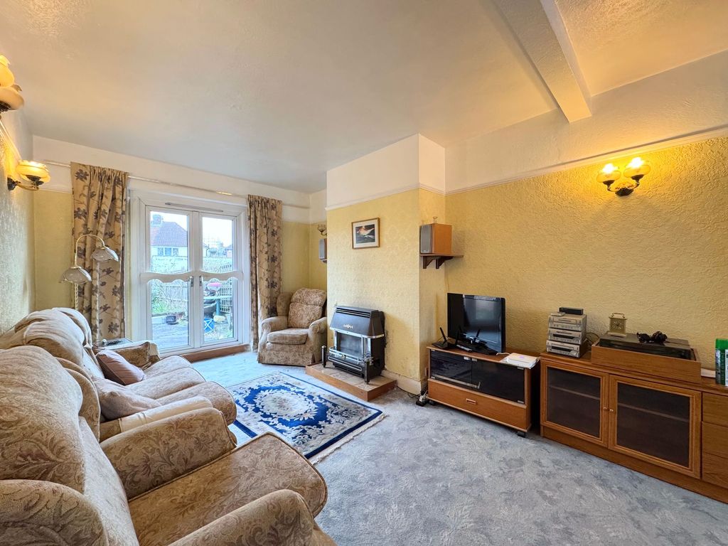 Property photo 2 of 18 Lounge