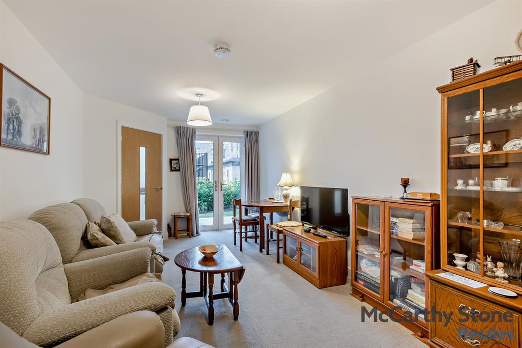 Property photo 2 of 21 8636029-Interior01-800.Jpg