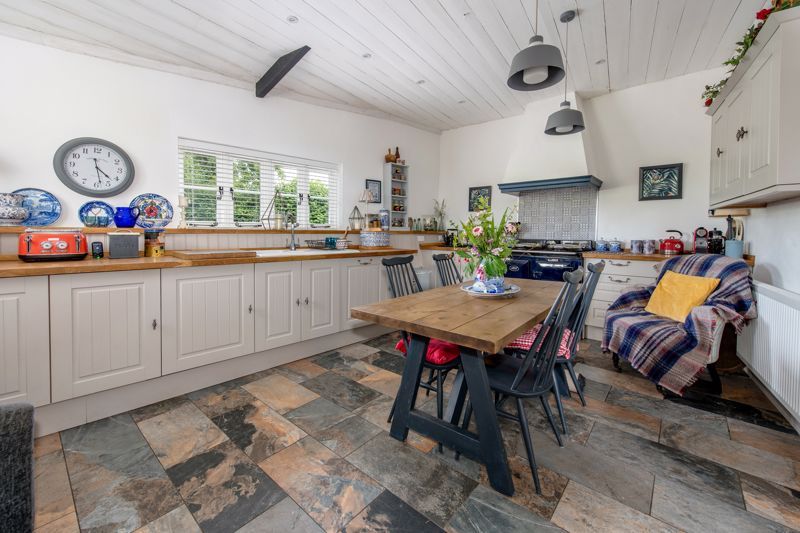 Property photo 2 of 24 Kitchen/Breakfast Room