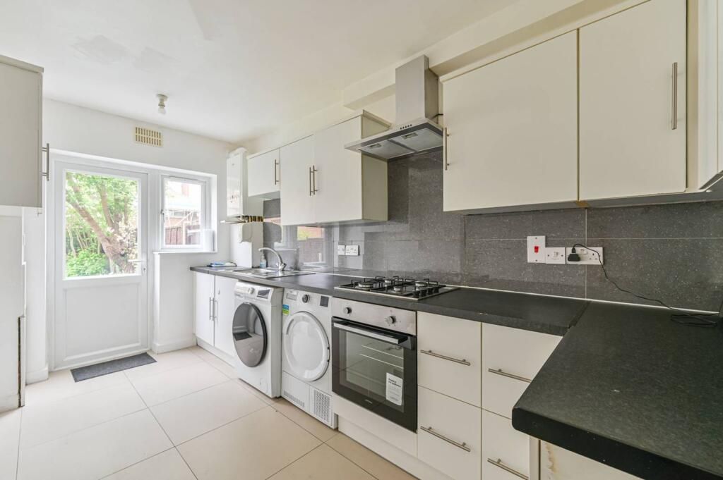 Property photo 1 of 7 Spacious Four-Bedroom Terraced House With Two Bathrooms