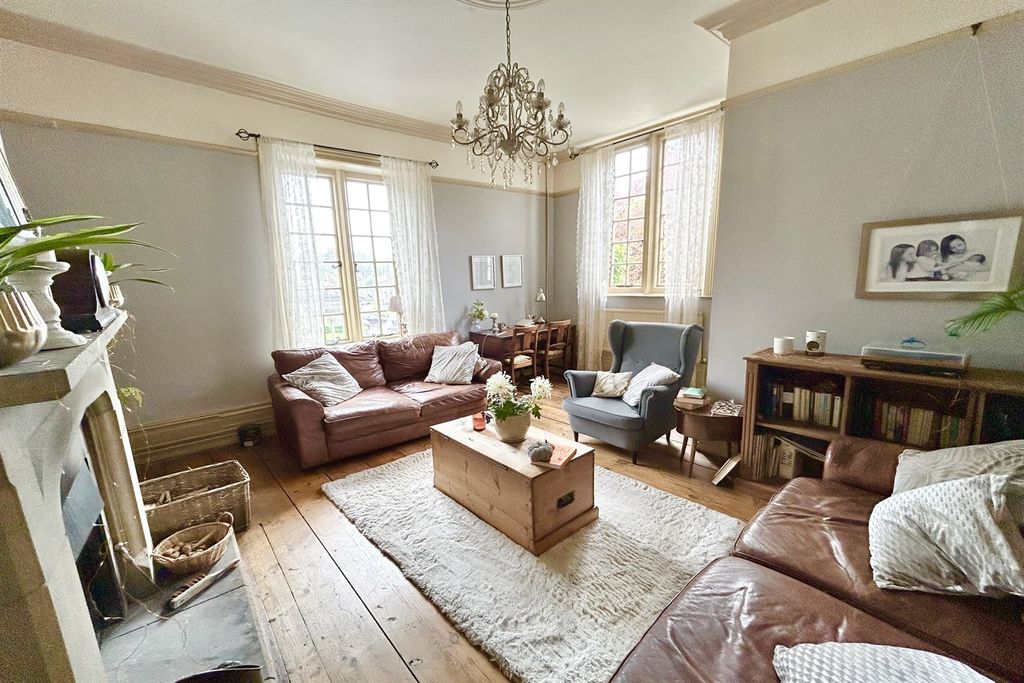 Property photo 2 of 19 Lounge