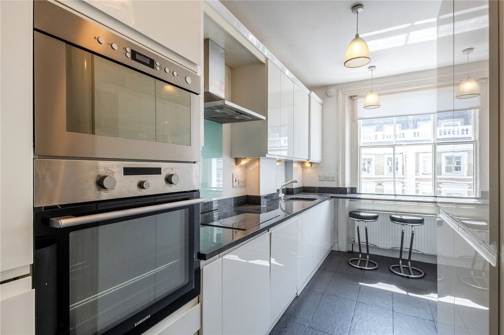 Property photo 3 of 10 Kitchen