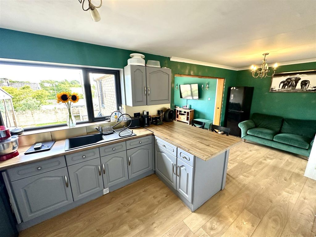 Property photo 2 of 14 Kitchen/Dining Room