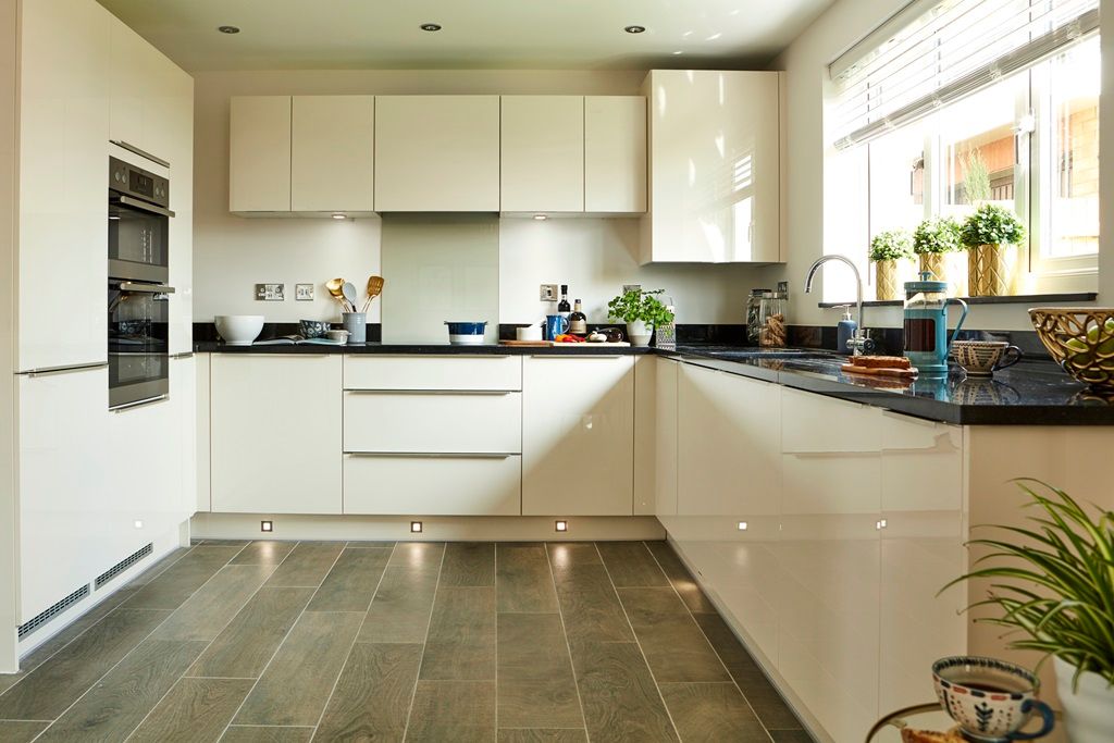 Property photo 3 of 14 Modern Fitted Kitchen That's Easy To Maintain