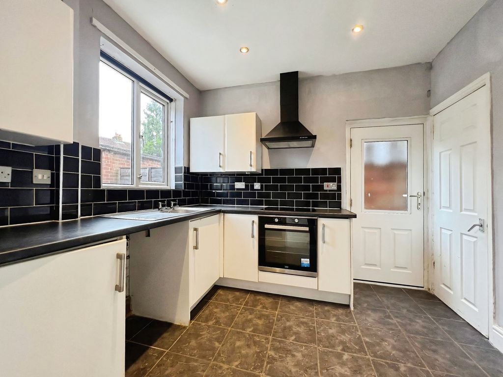 Property photo 3 of 18 Kitchen