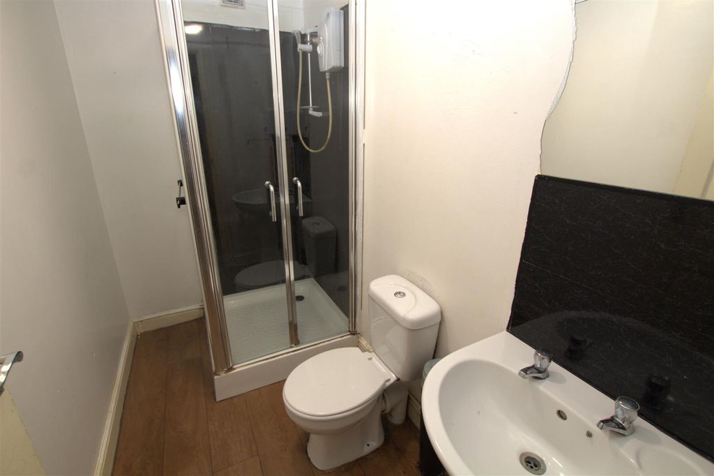 Property photo 3 of 5 Bathroom .Jpg