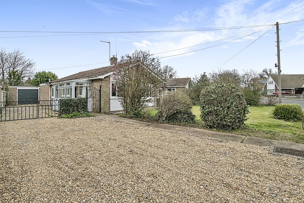 Property photo 2 of 12 Garage