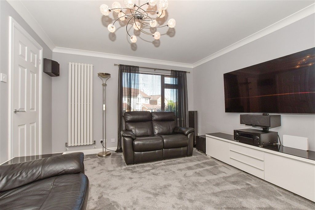 Property photo 3 of 13 Lounge