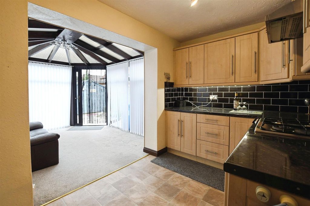 Property photo 3 of 16 Fitted Kitchen