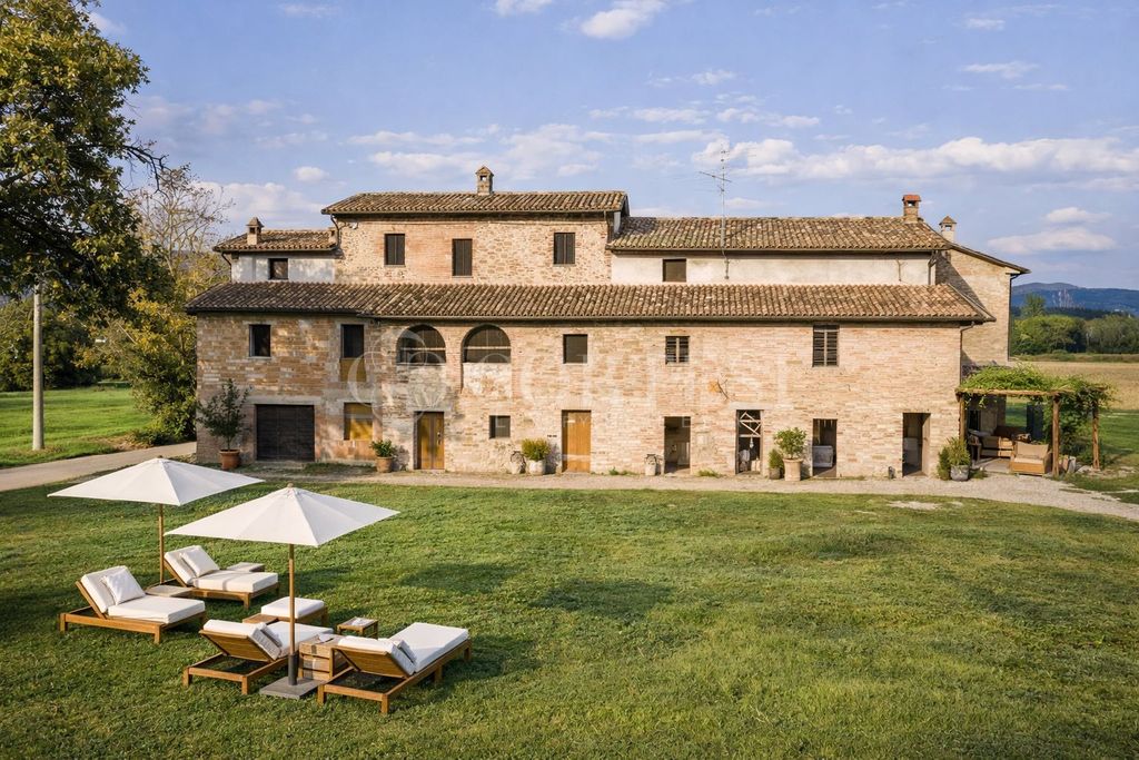 Property photo 1 of 49 Authentic Farmhouse To Renovate With Outbuildings And A Large Courtyard