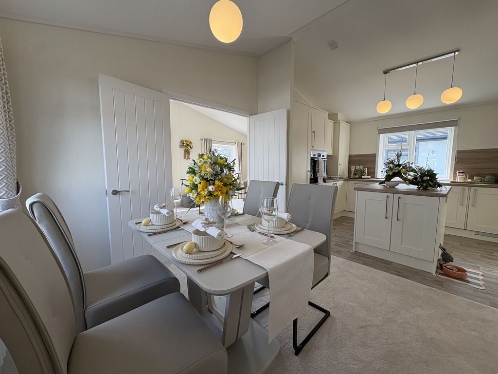 Property photo 3 of 14 Dining Area