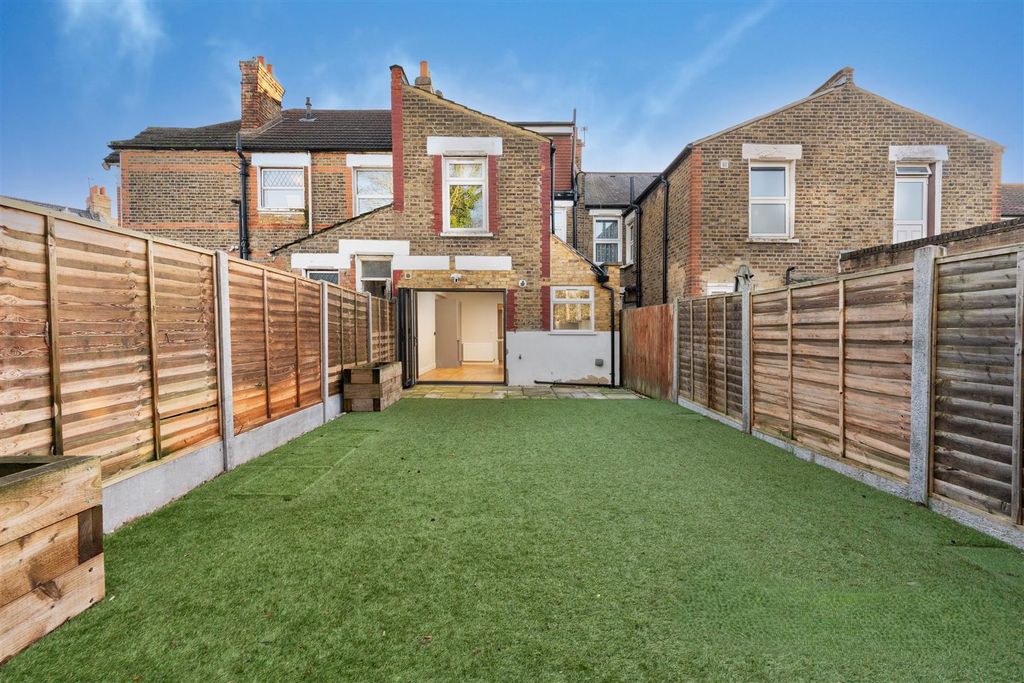 Property photo 2 of 29 4 Newbury Road_0017.Jpg