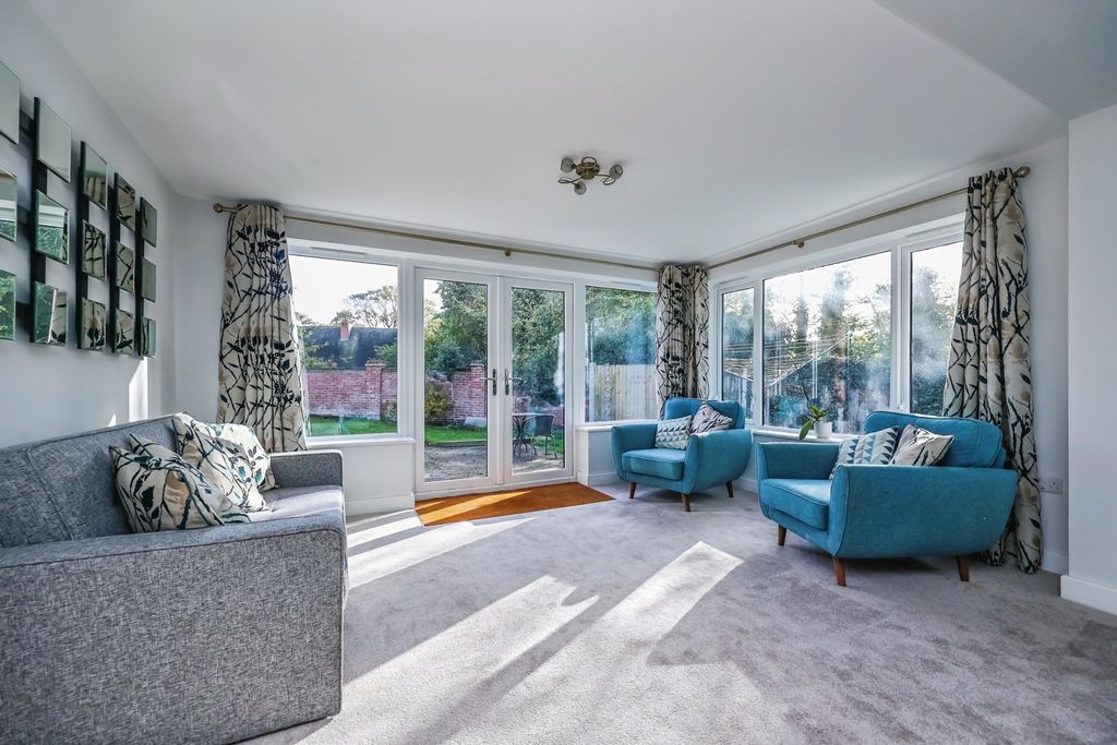 Property photo 3 of 16 Lounge