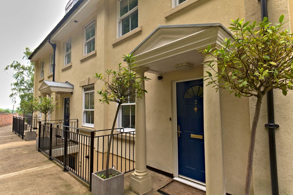Property photo 2 of 27