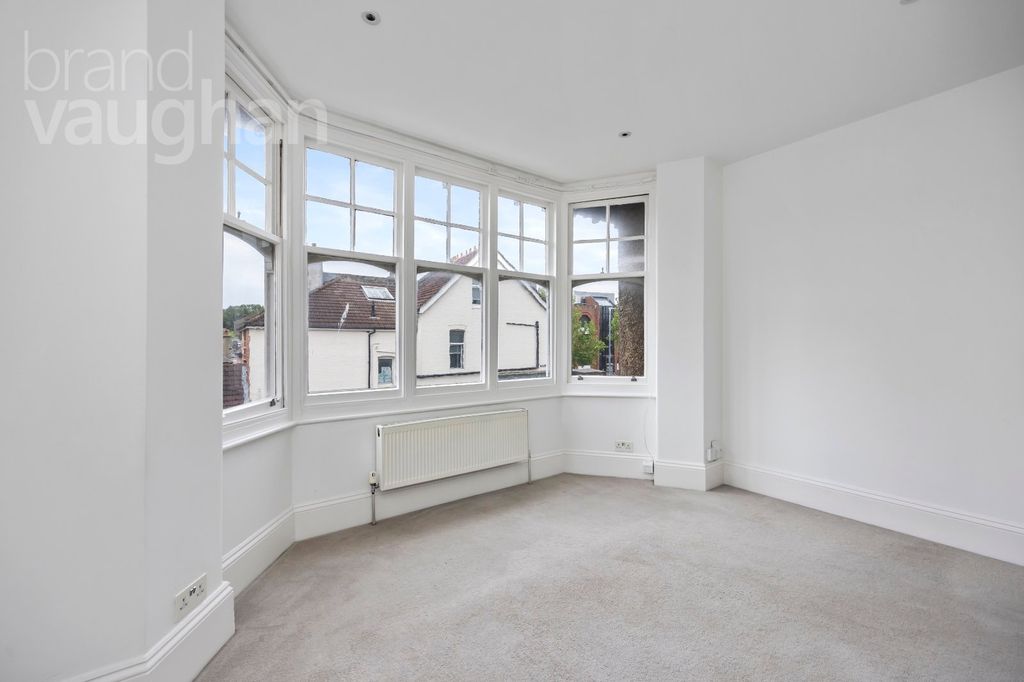 Property photo 2 of 18 Picture No. 12