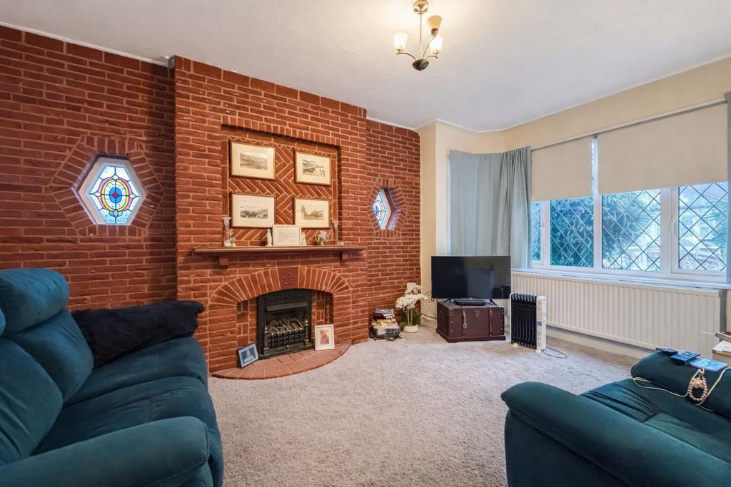 Property photo 2 of 19 Lounge